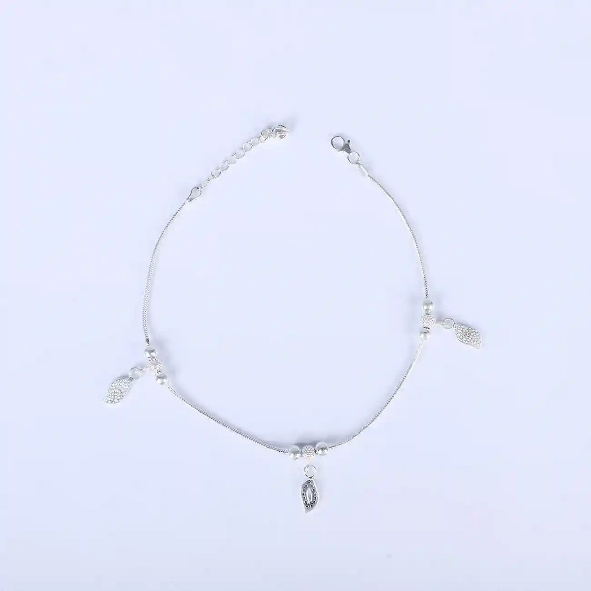 Whispers of silver: 925 anklet with leaf charms