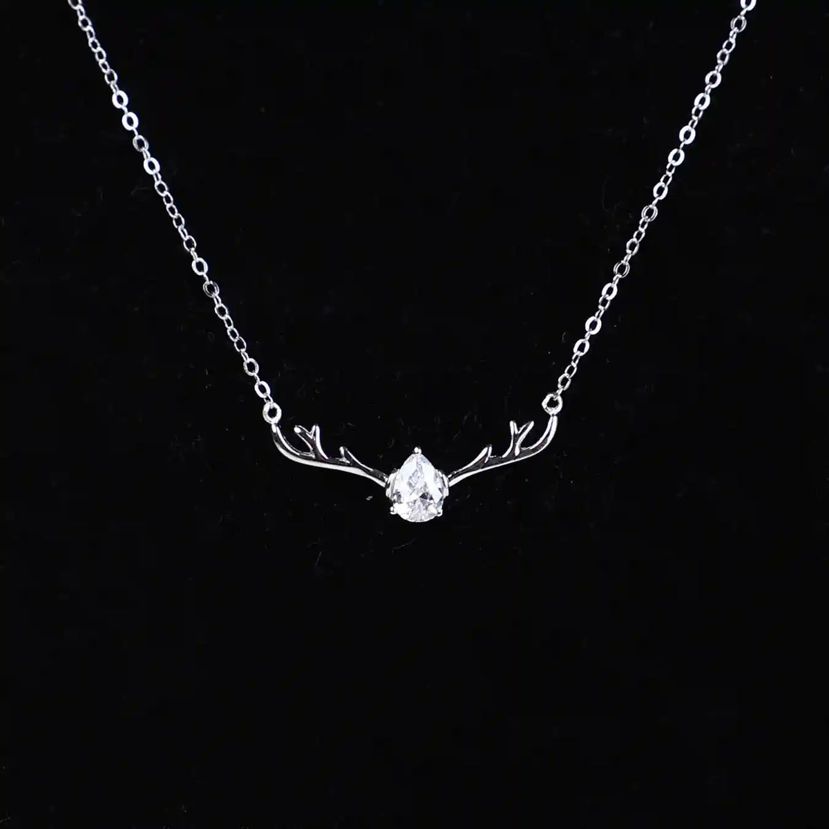 925 silver chain with graceful deer pendant – wild elegance