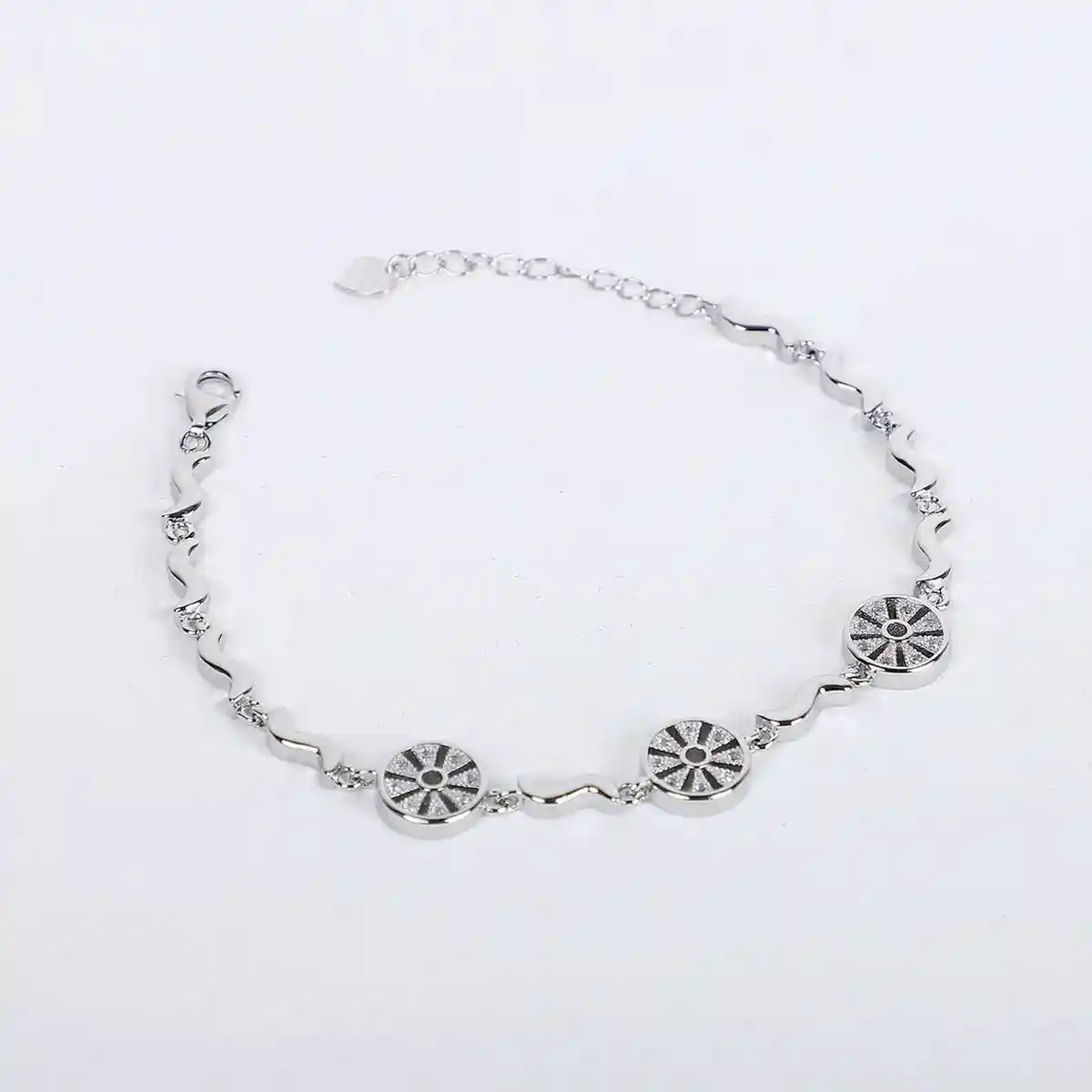 925 silver chain bracelet with geometric floral accents – artful elegance
