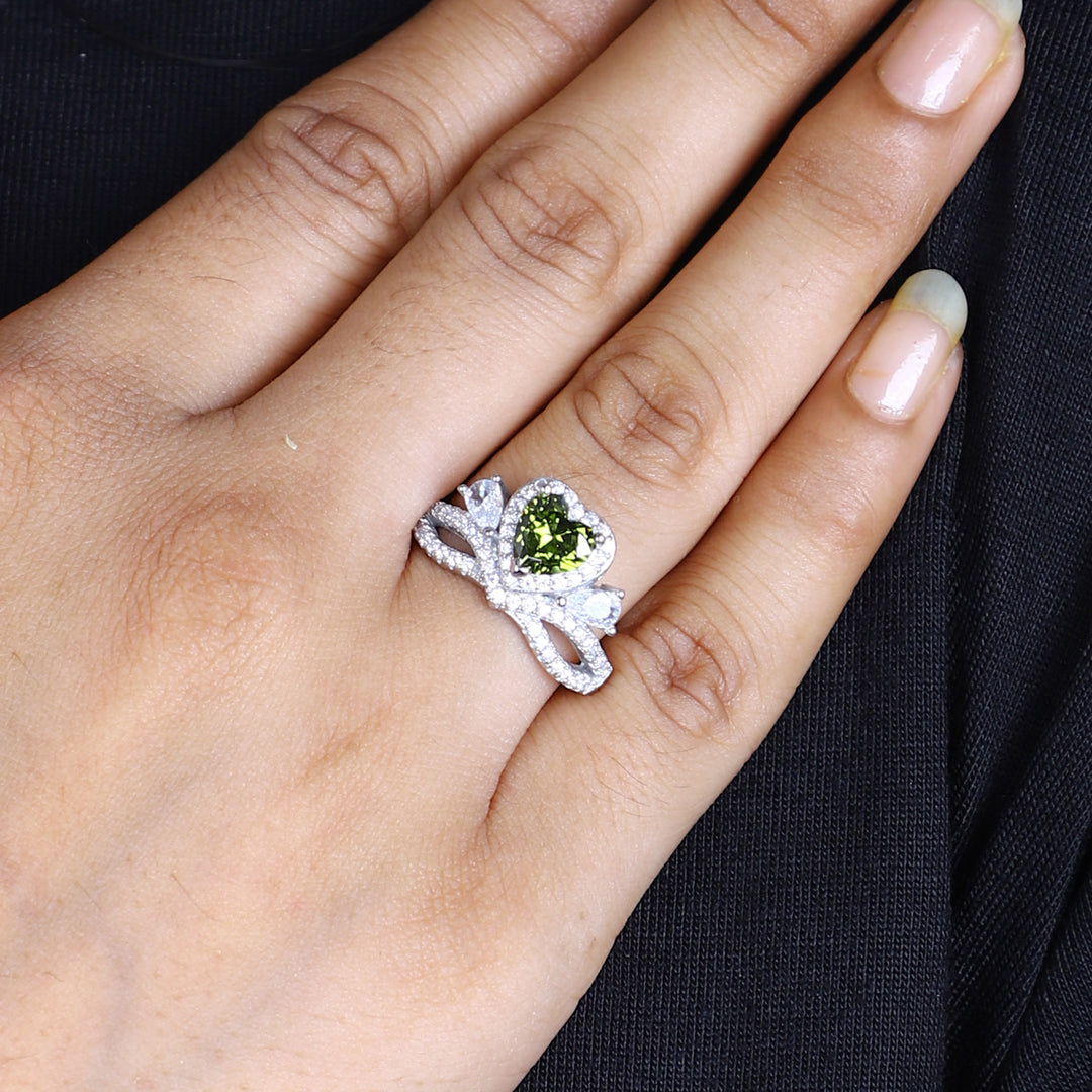 Women's Heart-Shaped Green Gemstone Ring – Sparkling Halo & Twisted Band Design