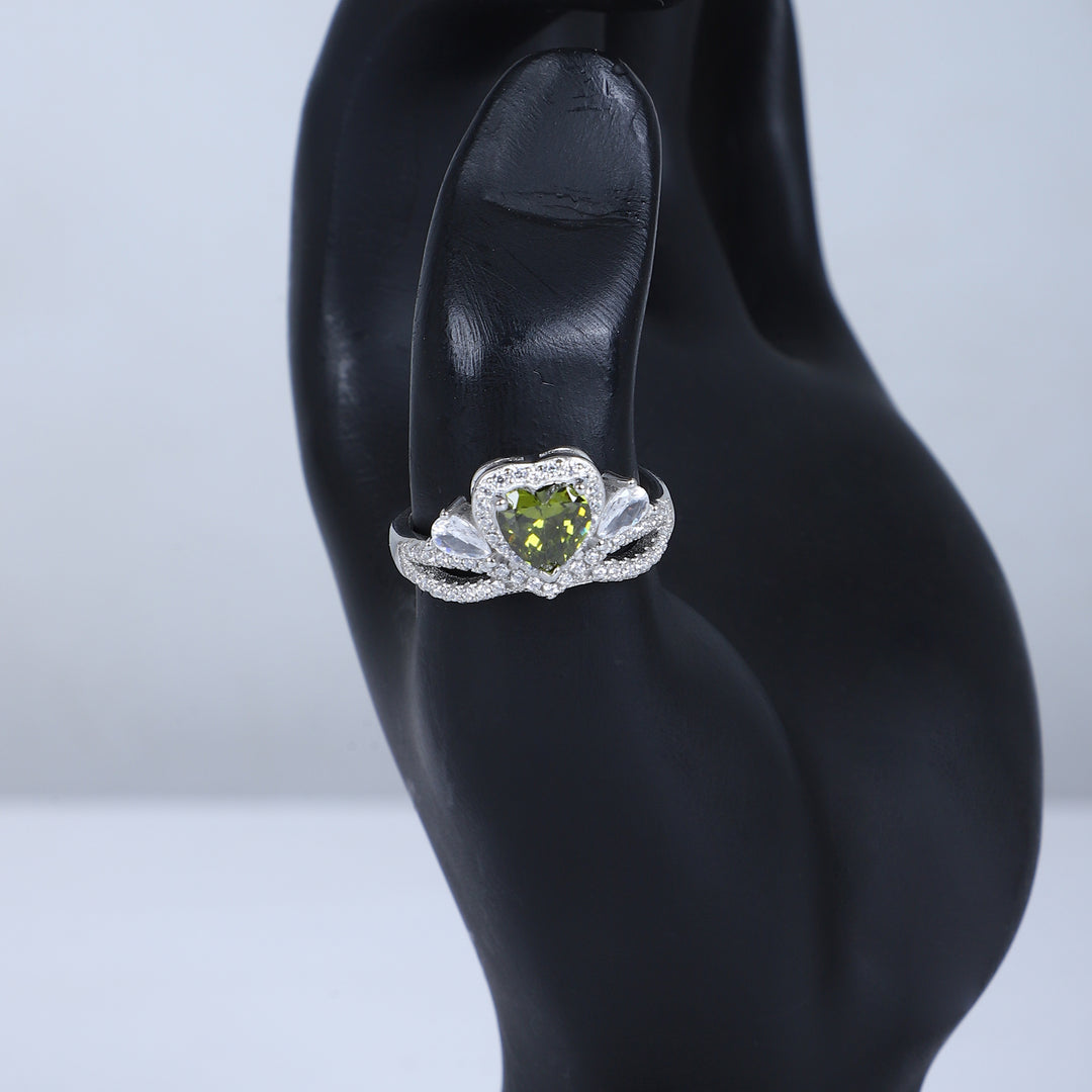 Women's Heart-Shaped Green Gemstone Ring – Sparkling Halo & Twisted Band Design