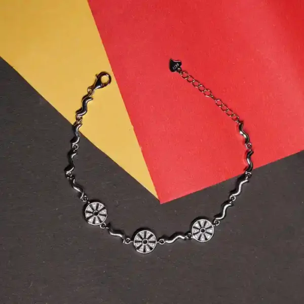 925 Silver Chain Bracelet with Geometric Floral Accents – Artful Elegance