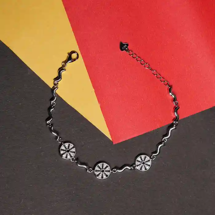 925 Silver Chain Bracelet with Geometric Floral Accents – Artful Elegance
