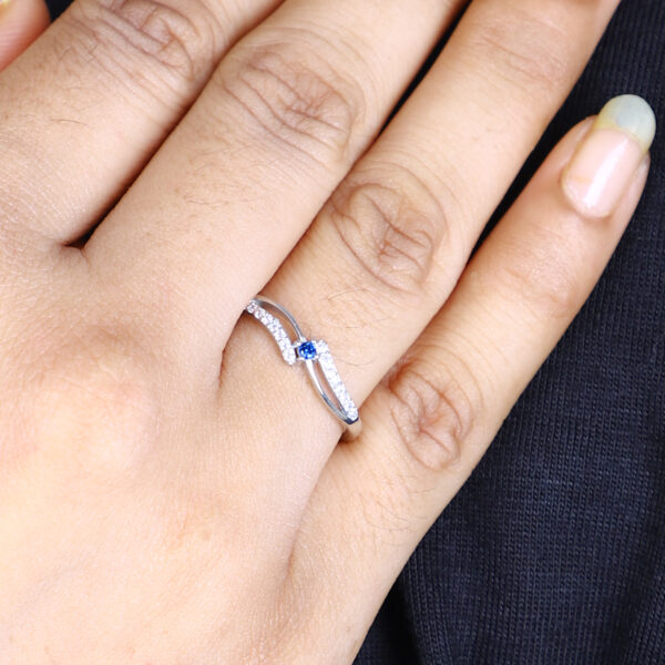 Women's Silver Wave Ring with Blue Sapphire Accent – Elegant & Minimalist Design - Image 4