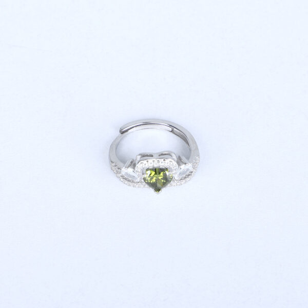 Women's Heart-Shaped Green Gemstone Ring – Sparkling Halo & Twisted Band Design